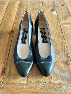 Vintage Roberto Capucci Italian 🇮🇹Leather Cap-Toe Pumps - Navy Size 8AA